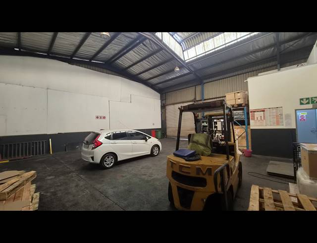 306M² WAREHOUSE TO LET IN JET PARK